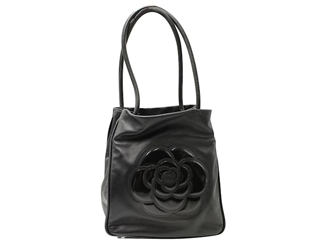 Chanel vintage 2003 Cabas noir à fleur de camélia en cuir verni ref