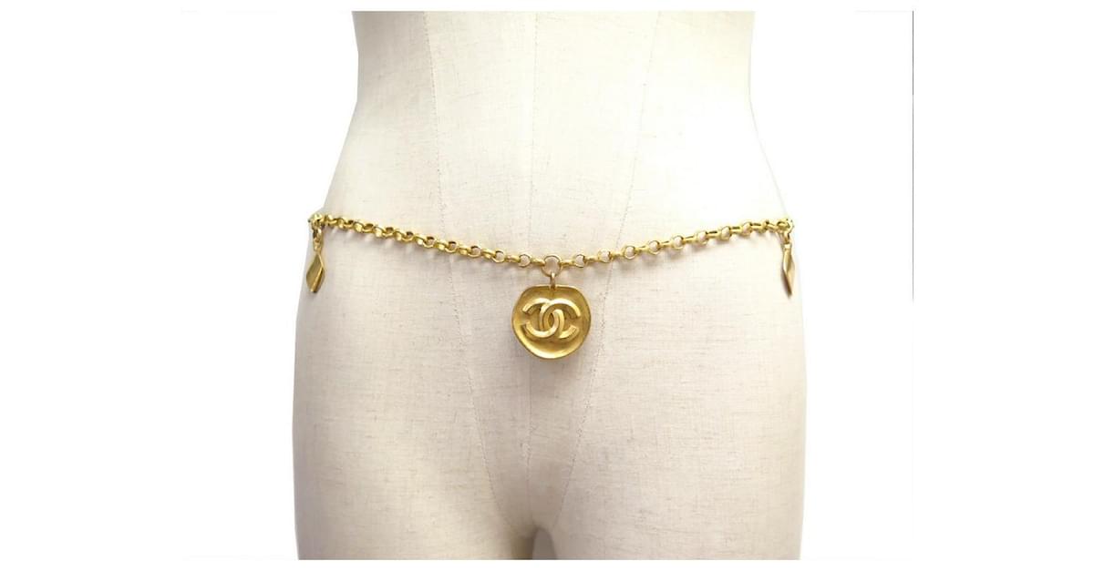 Medaillon VINTAGE CHANEL BELT CHAIN MEDALLION LOGO CC IN GOLD METAL