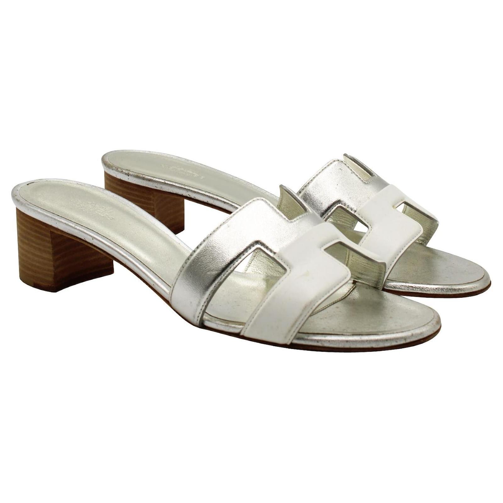 Hermès Sandales argentées et blanches Oasis Cuir Métallisé ref 695861