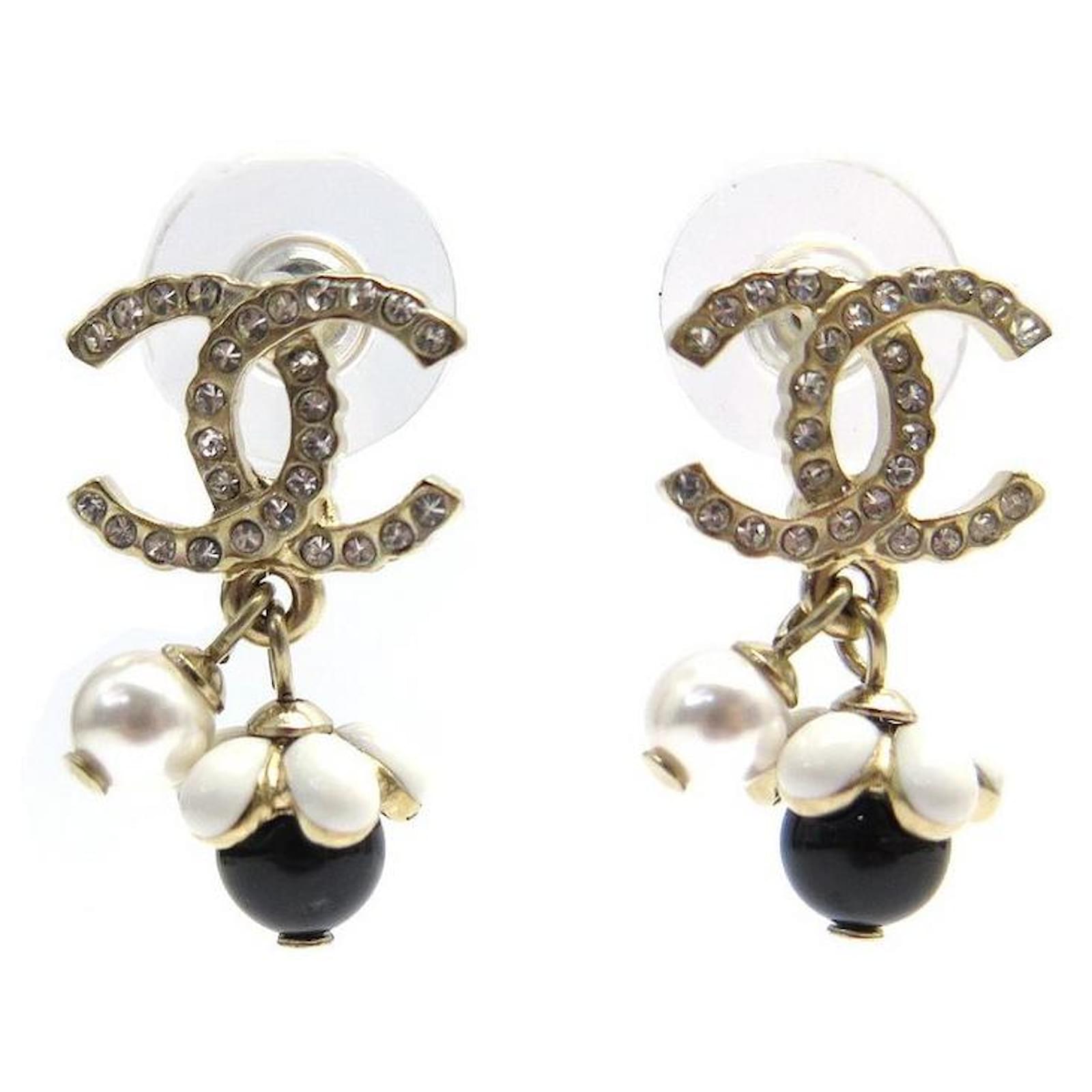 NEUF BOUCLES D OREILLES CHANEL LOGO CC STRASS EN METAL DORE NEW