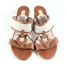 Mule Salvatore Ferragamo in pelle color caramello