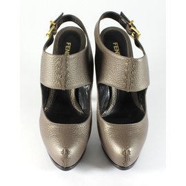Fendi Pumps aus Leder Bronze