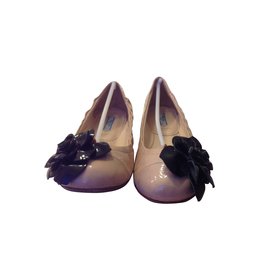 Bailarinas Prada de charol bicolor con flor