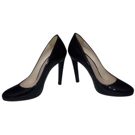 Décolleté Prada in vernice nera