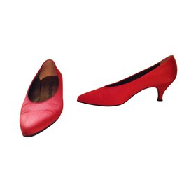 Yves Saint Laurent Pumps aus roter Seide Größe 38
