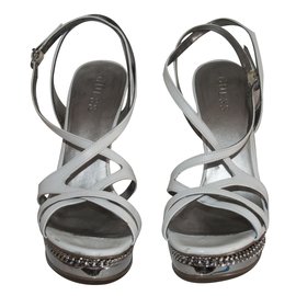 Sandali Guess in pelle bianchi con catena
