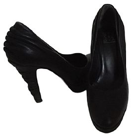 Strategia Pumps aus schwarzem plissiertem Leder 10cm
