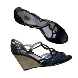 Sandali Prada con zeppa in satin e pelle vernita nera