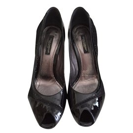 Dolce & Gabbana Offene Pumps aus schwarzem Lackleder