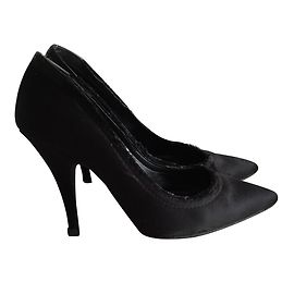 Zapatos de tacón Pedro Garcia en raso negro con flecos