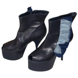 Stivaletti Acne Studios con volant in pelle nera 39