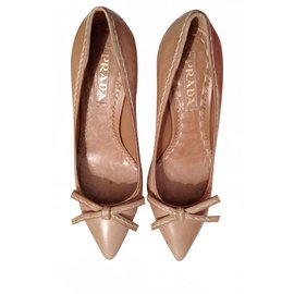 Décolleté Prada in pelle beige con fiocco