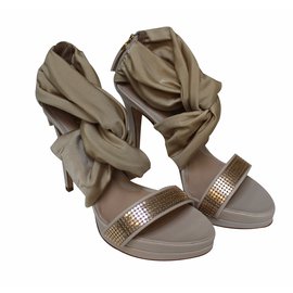 Sandálias Fendi de couro creme