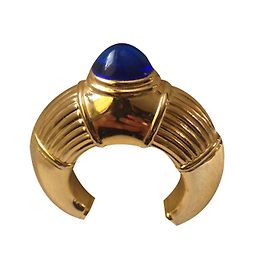Spilla Boucheron in metallo dorato con cabochon blu