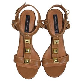Sandalias Steve Madden de cuero Camel con tachuelas doradas