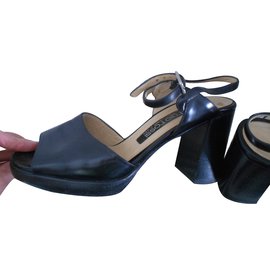Sergio Rossi Sandalen aus schwarzem Lackleder