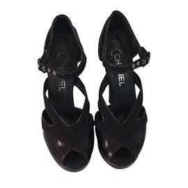 Chanel Pumps aus blauem Lackleder 37