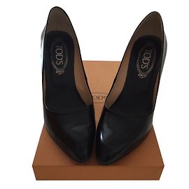 Tod's Pumps aus glänzendem schwarzem Leder 37