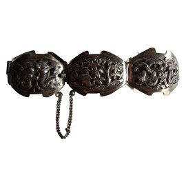 Autre Marque Bracciale in metallo argentato con decorazioni asiatiche