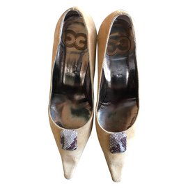 Escada Pumps aus beigem Nubukleder mit Reptil-Details