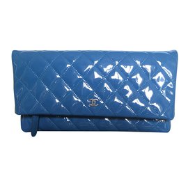 Pochette Chanel Timeless blu in vernice