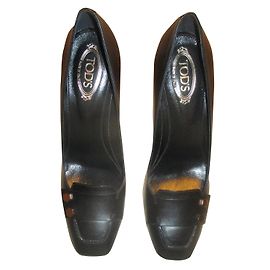 Tod's Pumps aus schwarzem Leder mit goldenen Knöpfen
