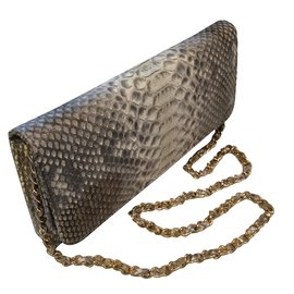 Autre Marque Clutch aus Schlangenleder mit goldener Kette