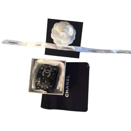 Bracciale Chanel a manchette nero con strass e logo stellato