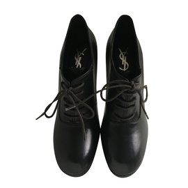 Yves Saint Laurent Stiefeletten aus schwarzem Leder mit Plateau