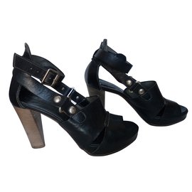 Décolleté Alberto Fermani in pelle nera con cinturino