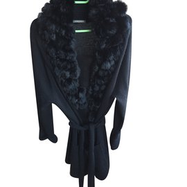 Marina Rinaldi Strickjacke schwarz aus Wolle und Kaschmir mit Fell und Gürtel