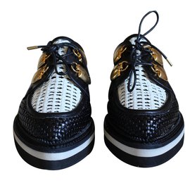 Scarpe Derby Alexander McQueen in pelle intrecciata bianco nero - Alexander Mcqueen