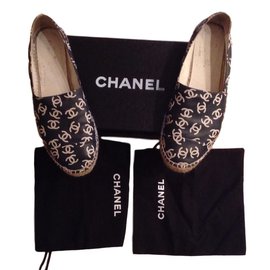Espadrilles Chanel in vernice nera taglia 40