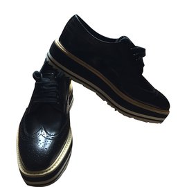 Prada Micro Schnürschuhe aus schwarzem Leder