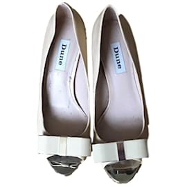 Décolleté Dune in pelle beige con fiocco in metallo 7cm