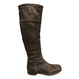 Miu Miu Stiefel aus schwarzem Leder mit Nieten