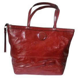 Bolsa Coach em couro vermelho envernizado