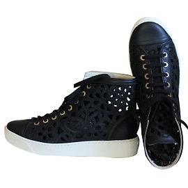 Sneakers Chanel in pelle nera con lacci