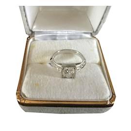 Autre Marque Anello Solitario con Diamante in Oro Bianco 18K