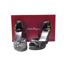 Sandali Salvatore Ferragamo in pelle nero bianco