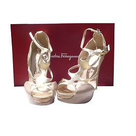 Sandali Salvatore Ferragamo in pelle beige e oro