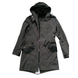 Parka caqui The Kooples con inserciones de piel y capucha