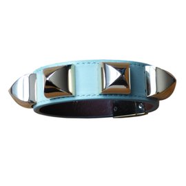 Givenchy Armband mit Nieten aus grünem Kalbsleder und Messing