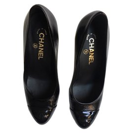 Décolleté Chanel in pelle nera con tacco 8cm