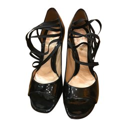 Zapatos de tacón Fendi en charol negro 38