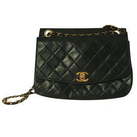Bolso de mano Chanel en cuero caviar negro