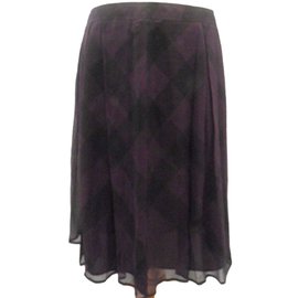 Falda Burberry Negra y Amatista con Diseño Abstracto