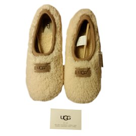 Ugg Hausschuhe beige aus Pelz