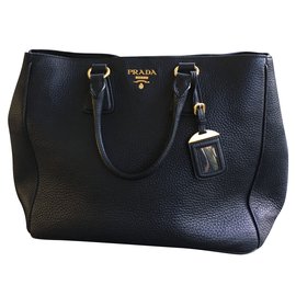 Borsa Prada in pelle nera granulata