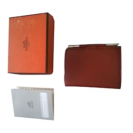 Couverture d'agenda Hermès en cuir orange avec stylo argent